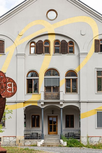 Eingangsbereich mit vielen Bogenfenstern