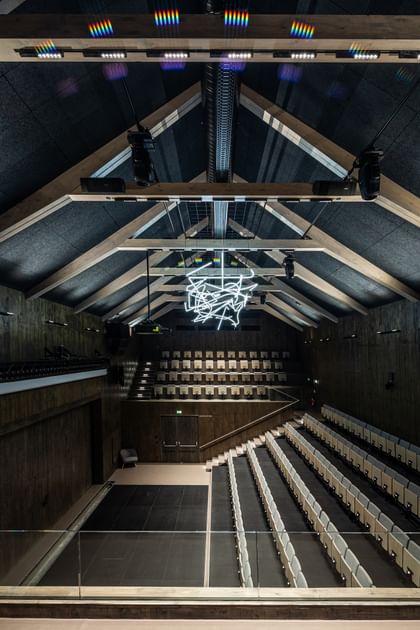 Spitzdach des Auditoriums mit Holzbalken