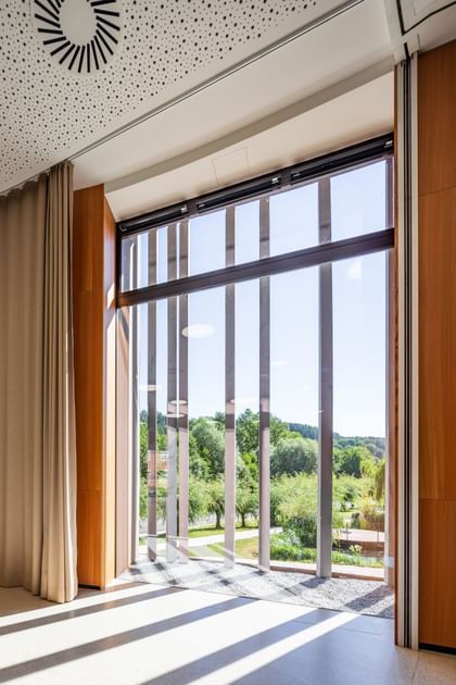 Großes bodentiefes Fenster mit Blick ins Grüne
