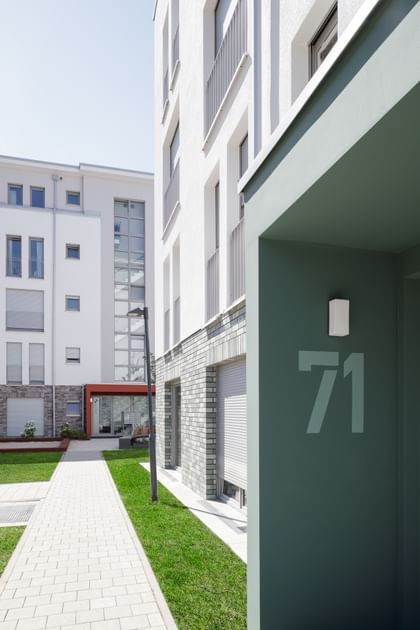 Grüner Eingang des Hauses Nummer 71