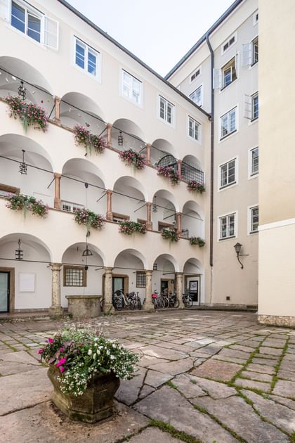Blick auf die begrünten Balkone