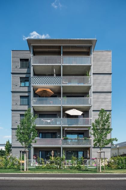 Wohngebäude von vorne mit Blick auf die Balkone