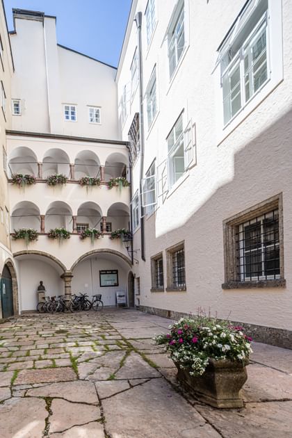 Blick aus dem Innenhof auf die begrünten Balkone