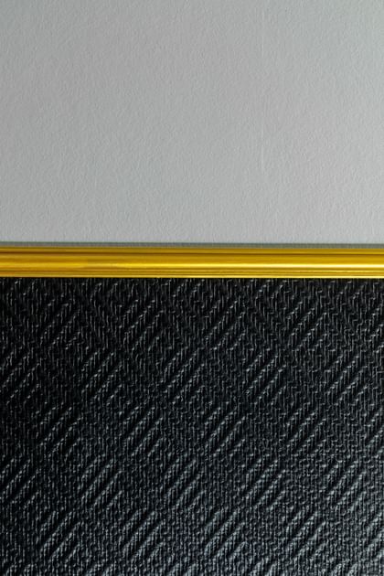 Goldene Akzente an der Wand