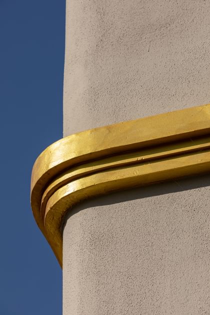 Goldene Elemente an der Hotelfassade