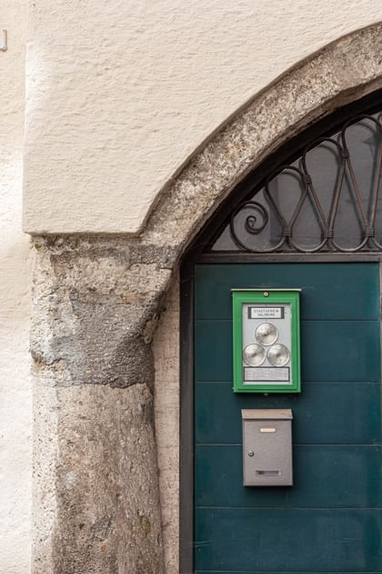 Eingangsbereich mit Briefkästen des Stadtvereins Salzburg