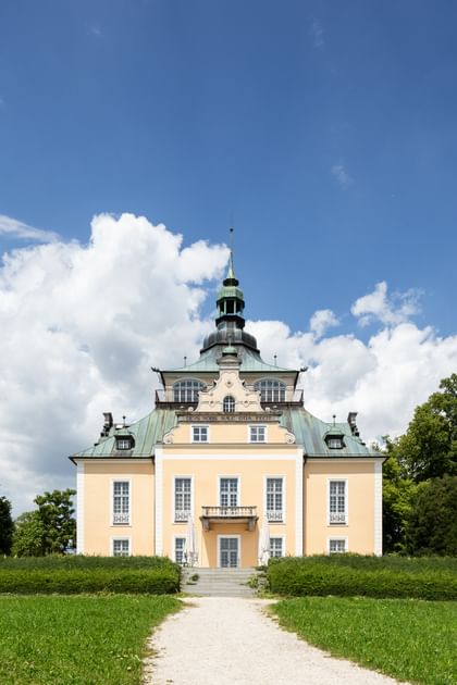 Weg zur Villa in grüner Umgebung