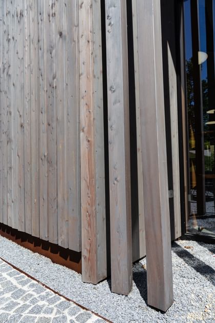 Nahaufnahme einer Holzfassade
