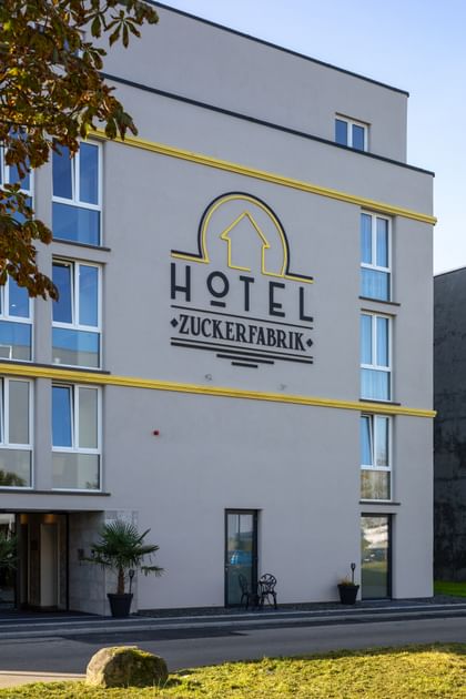 Blick auf das Hotel Zuckerfabrik mit goldenen Fassadenelementen