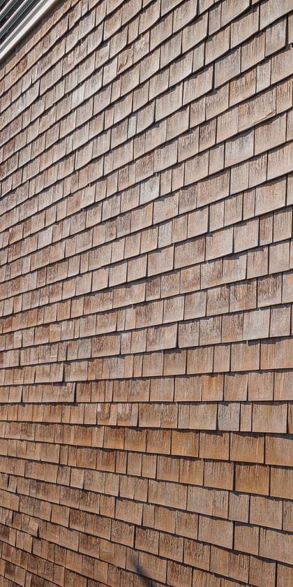 Nahaufnahme einer Außenansicht eines Gebäudes mit Holzfassade