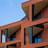 Geometrische Fassaden mit tiefroten Verblendern – mutig, urban und ausdrucksstark