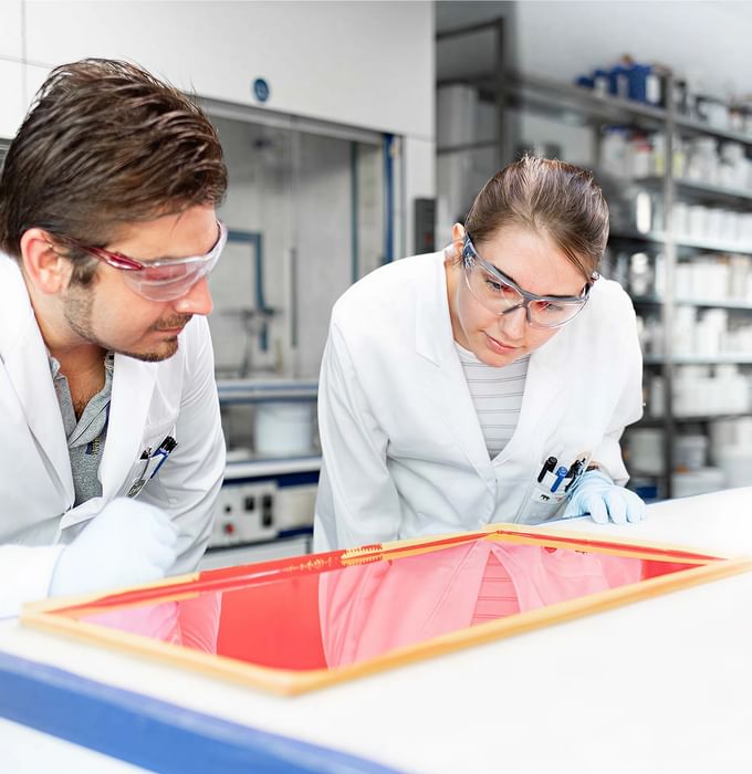 Zwei Forschende im Labor – mit Präzision, Neugier und Leidenschaft für Innovation.