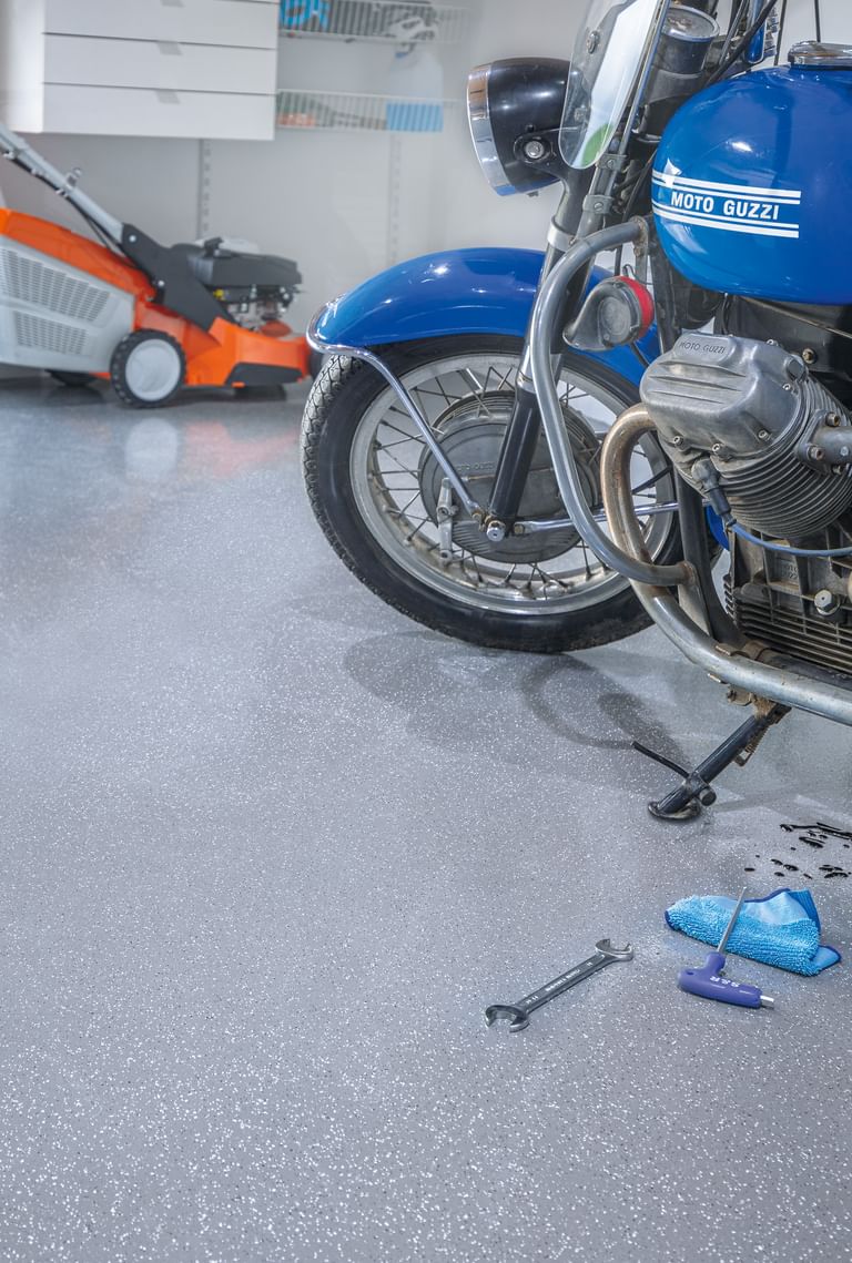 Grauer Glitzerboden in Werkstatt mit Oldtimer-Motorrad – robust, charmant und belastbar