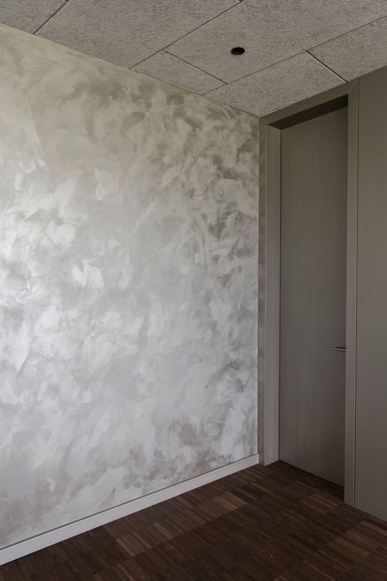 Graue Wand in Kreativtechnik