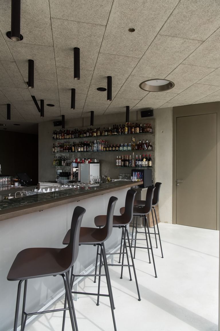 Restaurant-Bar mit 5 Barstühlen