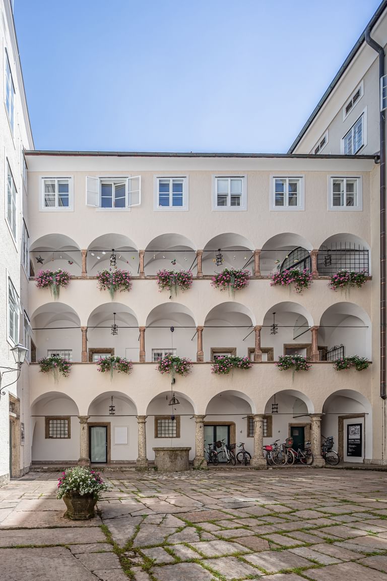 Innenhofblick auf das Gebäude mit den begrünten Balkonen