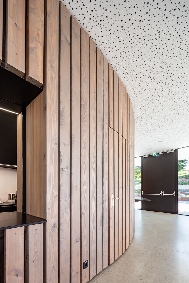 Geschwungene Wand aus Holz in einem Raum