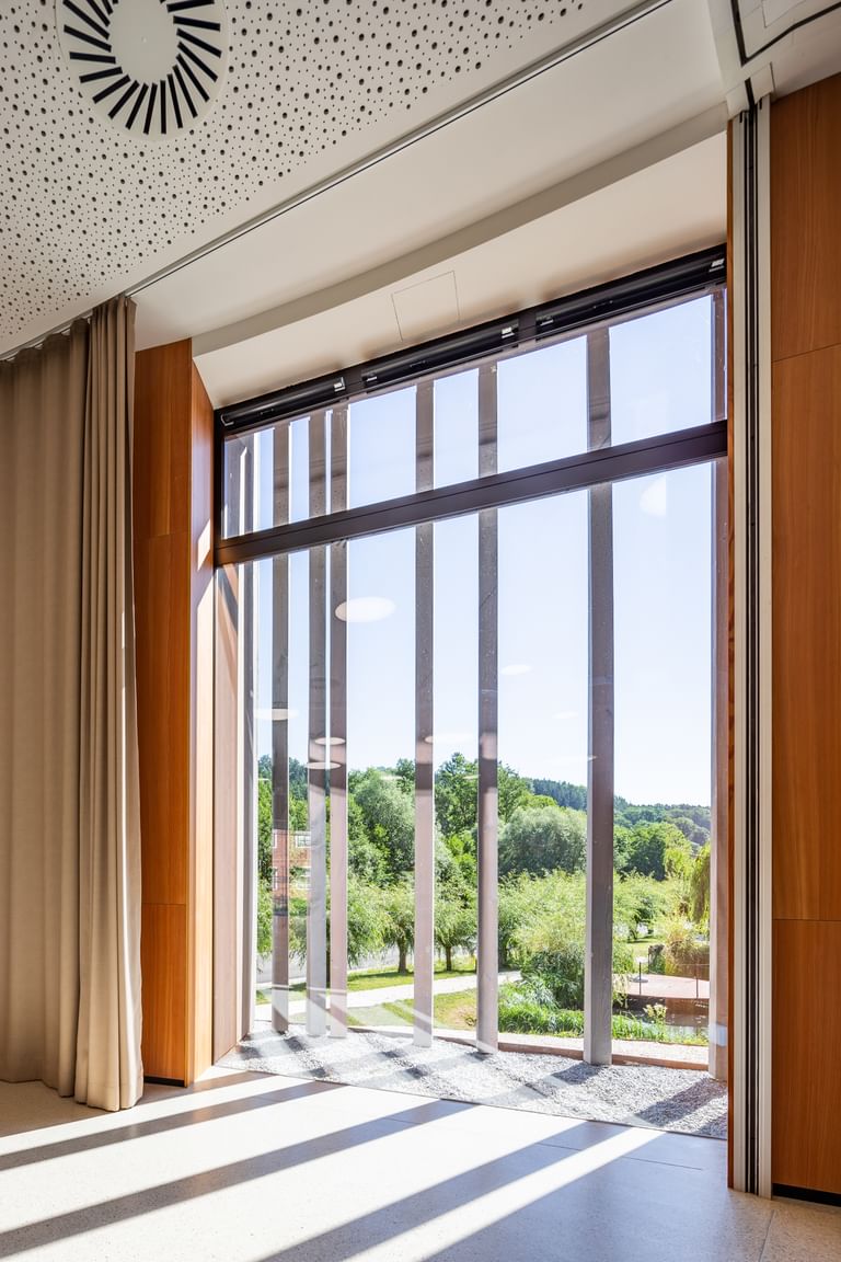 Großes bodentiefes Fenster mit Blick ins Grüne