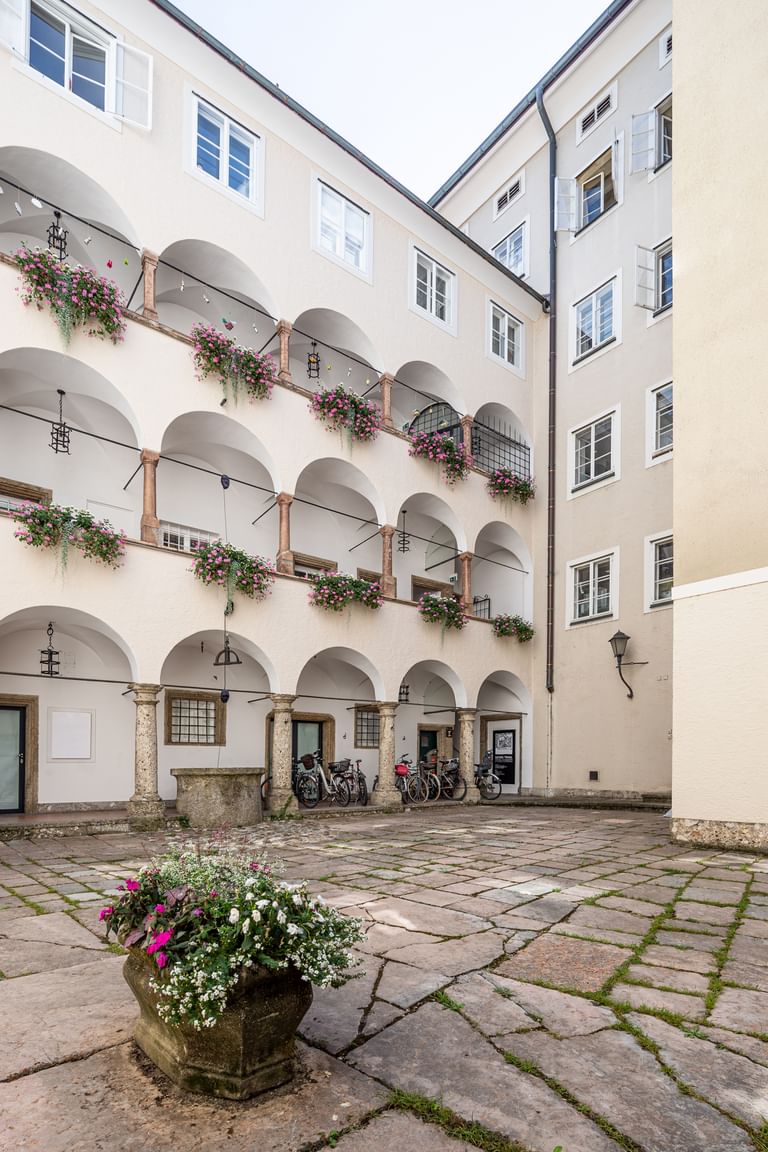 Blick auf die begrünten Balkone