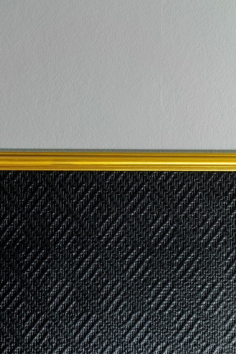 Goldene Akzente an der Wand