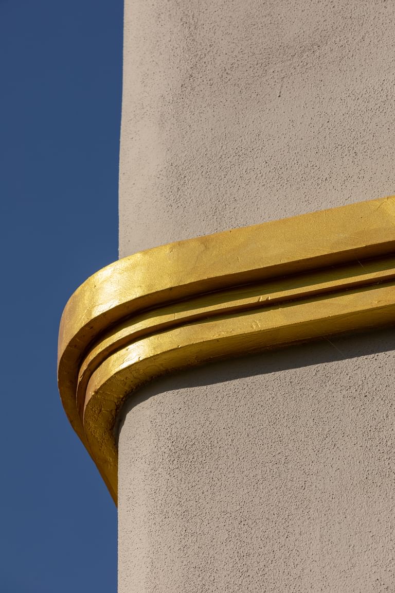 Goldene Elemente an der Hotelfassade