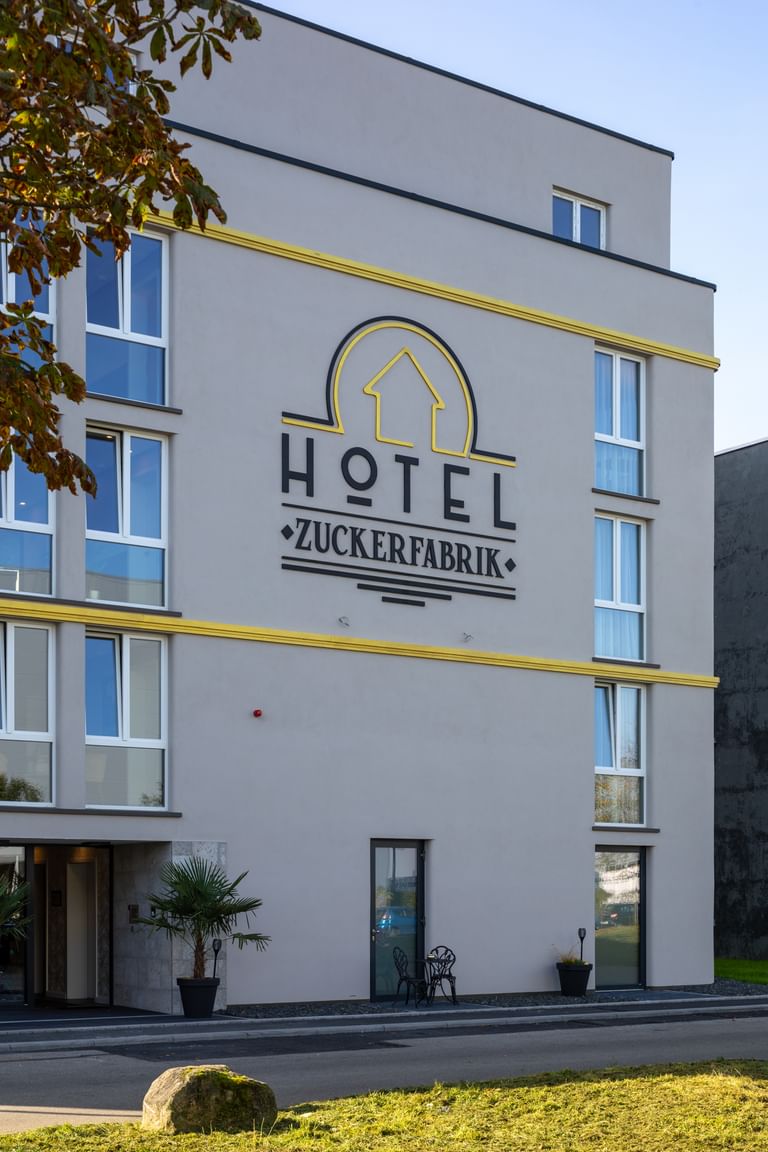 Blick auf das Hotel Zuckerfabrik mit goldenen Fassadenelementen