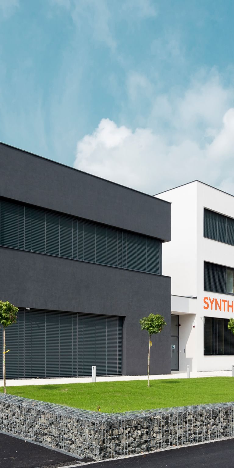 Markanter Bau mit Farbpower: Die Synthesa Arena verbindet Design, Kompetenz und Lebensfreude.