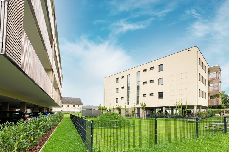 Außenansicht des Gebäudes mit Grünfläche im Vordergrund