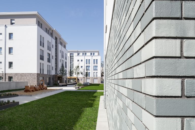 Klinkeroptik-Fassade und Blick auf die weiteren Gebäude