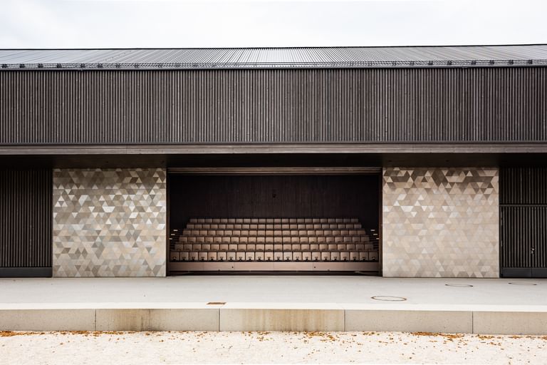 Blick von draußen in das Auditorium