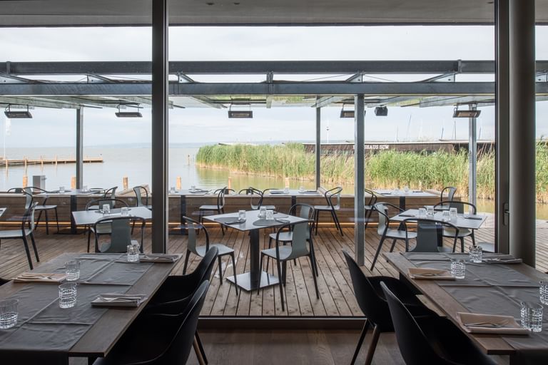 Tische im Restaurant mit Blick auf den Neusiedlersee