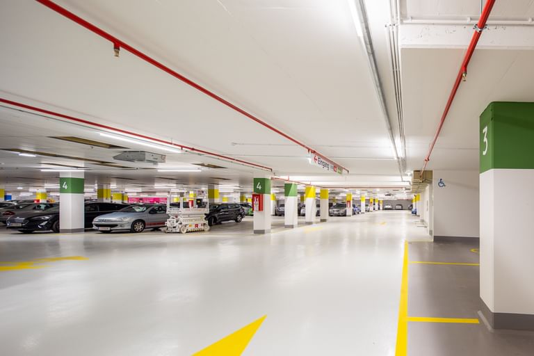 Parkgarage mit parkenden Autos