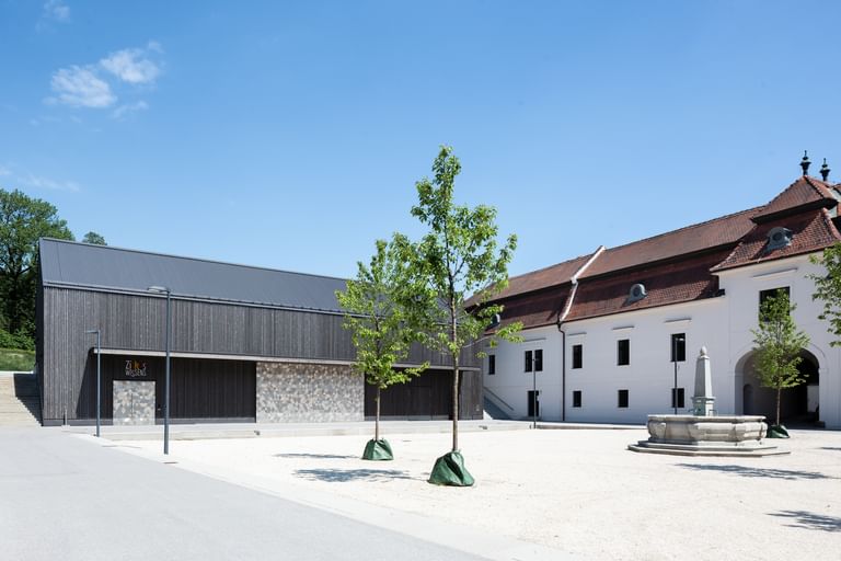 Hof mit Holzscheine der JKU