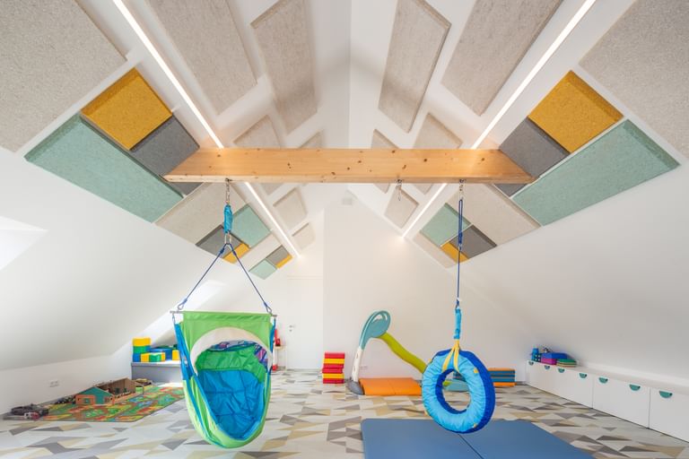 Kinderzimmer unterm Dach mit Kinderhängesessel