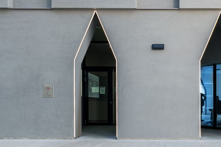 Naufnahme Fassade mit großen, schmalen Eingangstüren, die in einer einzigartigen, spitz zulaufenden Form angeordnet sind