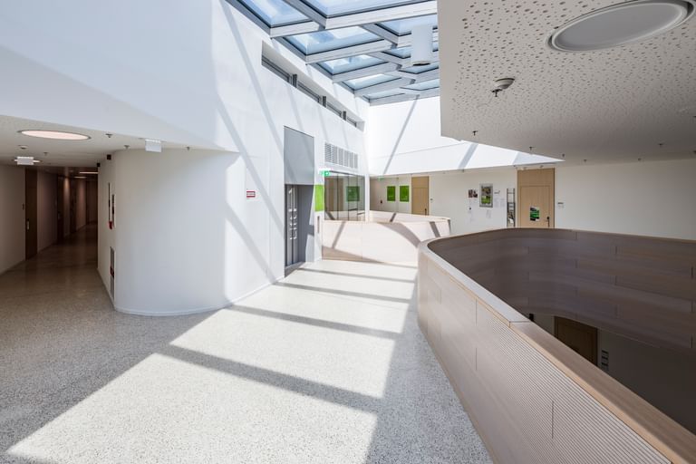 Innenbereich der Anton Bruckner Privatuniversität mit Glasdach