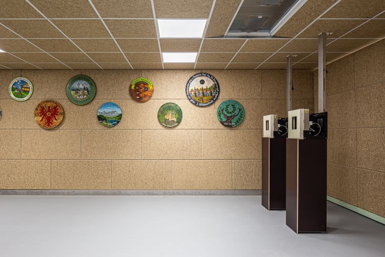 Akustikpaneele aus Hanf an denen runde Bilder hängen