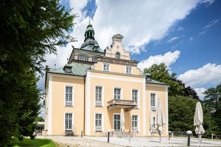 Villa mit davorstehenden geschlossenen Sonnenschirmen
