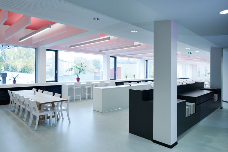 Moderne Kantine mit hellem Boden, klarer Struktur und luftiger Atmosphäre zum Wohlfühlen