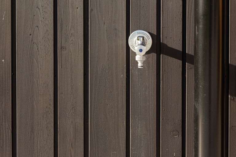 Wasseranschluss an der Holz-Außenfassade