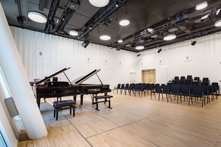 Vortragsraum der Anton Bruckner Privatuniversität mit Piano