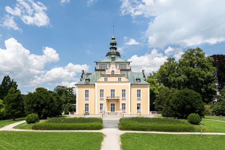 Villa von vorne in grüner Umgebung