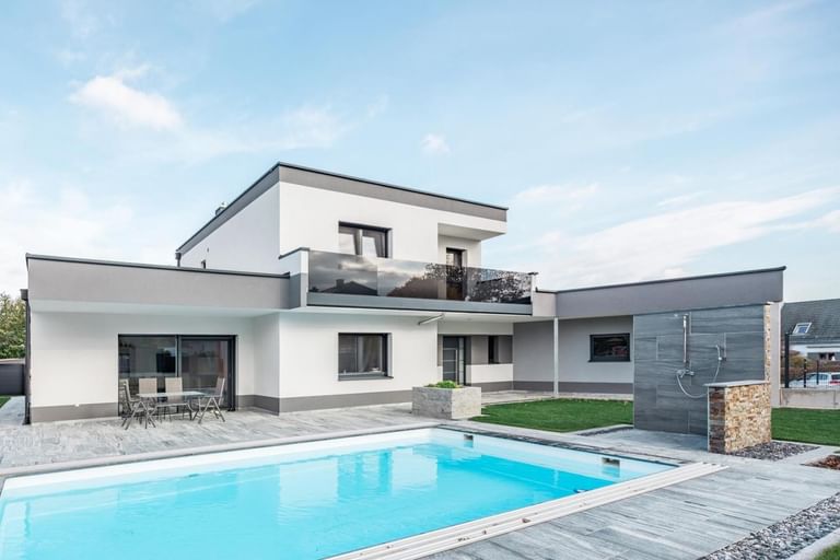 Modernes Haus mit Pool – effizient gebaut, komfortabel bewohnbar