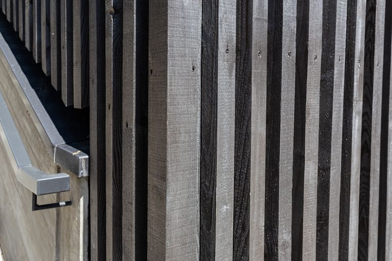 Holzfassade vom Nahen