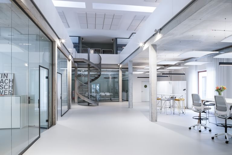 Lichtdurchflutetes Office mit klarer Linienführung und fugenlosem, elegantem Boden