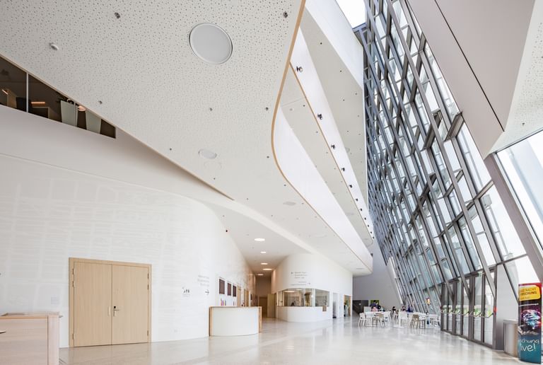 Halle der Anton Bruckner Privatuniversität mit Glasfront