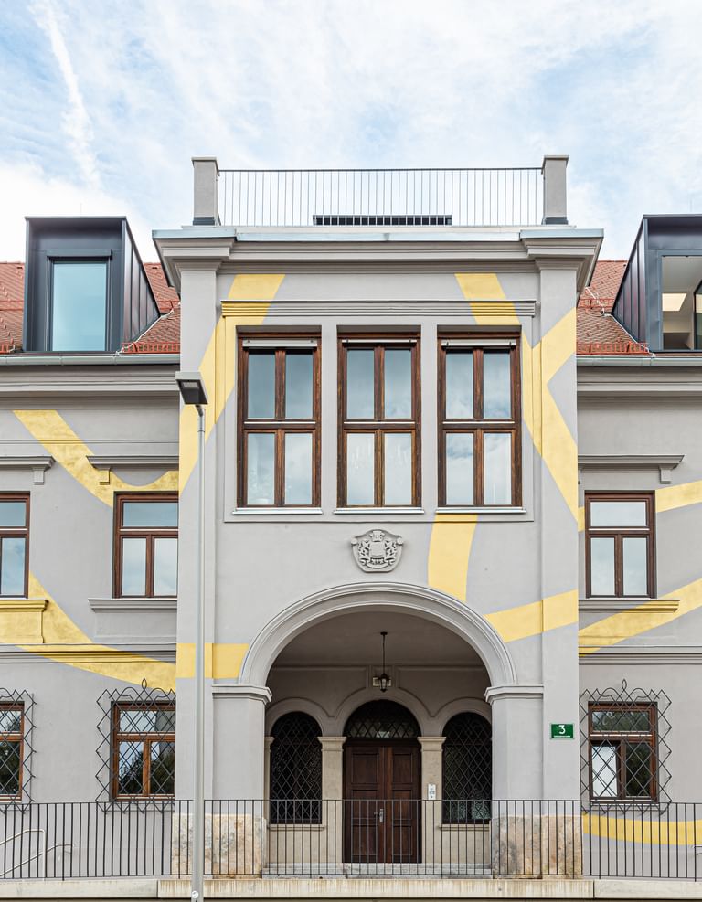 Gold-verzierte Fassade des Eingangsbereiches